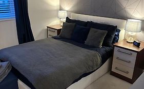 Cosy Double Bedroom In Newcastle Upon Tyne - Access To Shared Kitchen, Shared Lounge And Shared Conservatory Areas Inc Sky Tv And Netflix